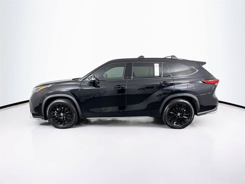 Used 2023 Toyota Highlander XSE FWD image 13