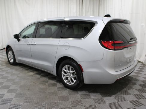 Used 2024 Chrysler Pacifica Touring-L image 35