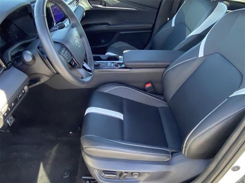 Used 2025 Toyota Camry SE image 6