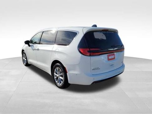 Used 2025 Chrysler Pacifica Select image 5