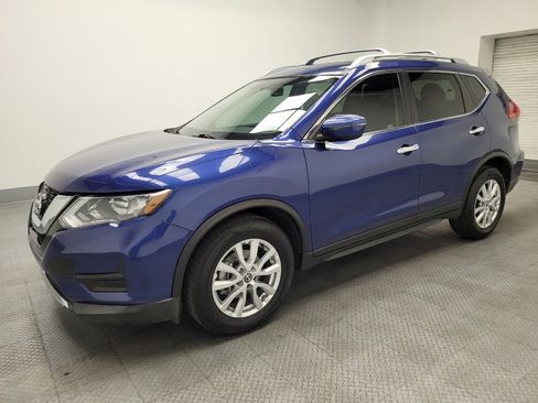 Used 2017 Nissan Rogue SV image 2