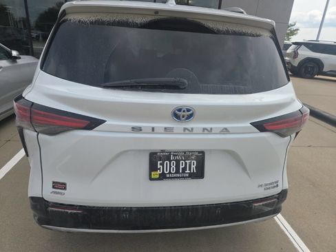 Used 2022 Toyota Sienna Platinum AWD/4WD image 6