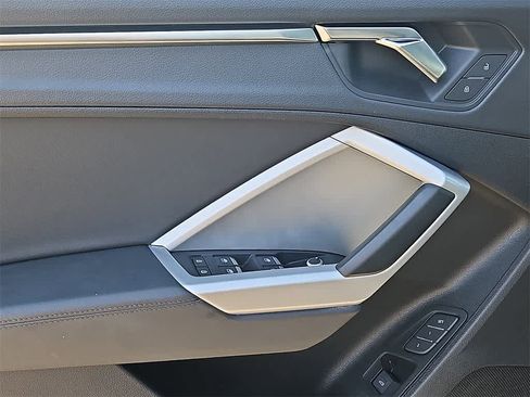 Used 2024 Audi Q3 2.0T Premium image 11