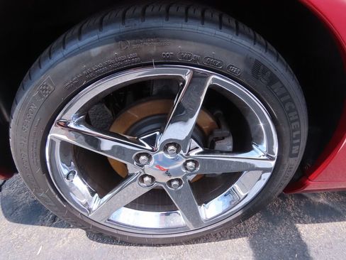 Used 2005 Chevrolet Corvette Coupe w/ Preferred Equipment Group RWD image 17