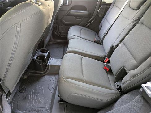 Used 2019 Jeep Wrangler Unlimited Sahara image 17