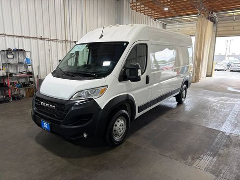 Used 2025 RAM ProMaster 2500 w/ Convenience Group FWD image 4