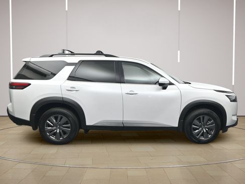 Certified 2025 Nissan Pathfinder SV FWD image 8