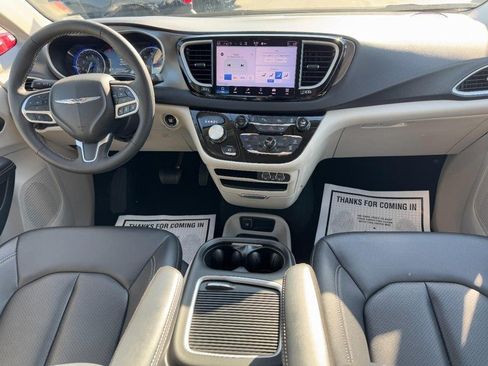 Used 2024 Chrysler Pacifica Touring-L FWD image 14