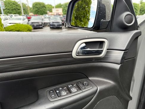 Used 2022 Jeep Grand Cherokee Laredo X AWD/4WD image 21