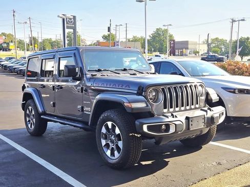 Used 2019 Jeep Wrangler Unlimited Sahara w/ Dual Top Group AWD/4WD image 4