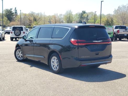 Used 2023 Chrysler Pacifica Touring-L FWD image 3