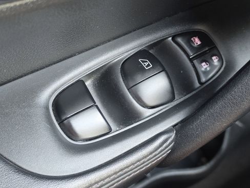 Used 2020 Nissan Rogue SV FWD image 16