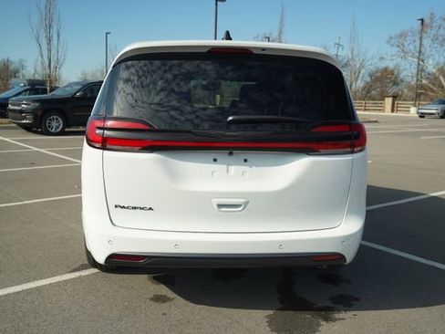 New 2026 Chrysler Pacifica Select image 7