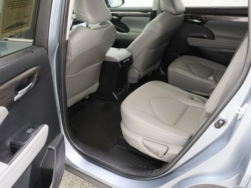 Used 2023 Toyota Highlander Limited FWD image 29
