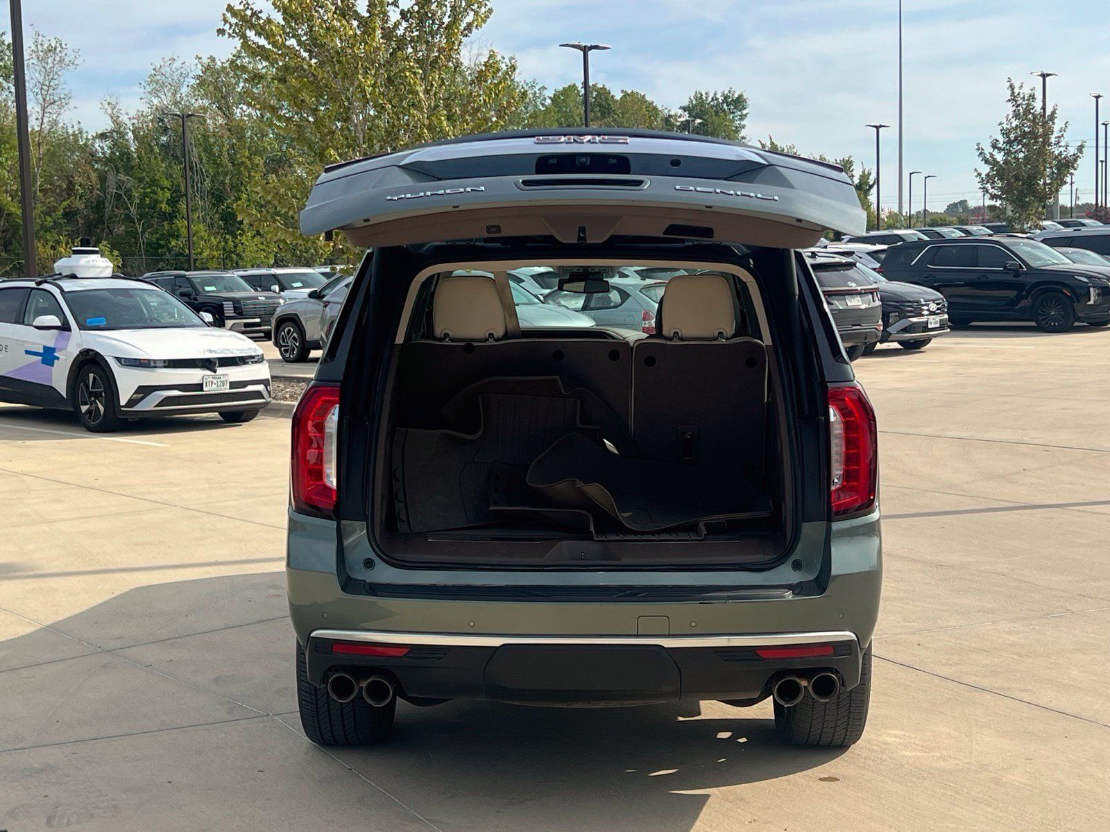 Used 2023 GMC Yukon Denali w/ LPO, Floor Liner Package AWD/4WD image 18