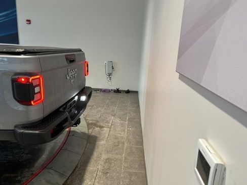 Used 2020 Jeep Gladiator Overland image 6