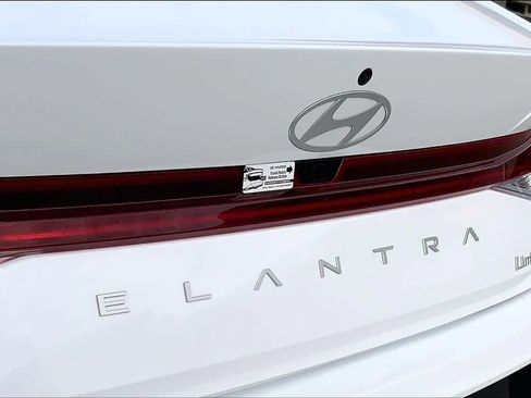 Certified 2025 Hyundai Elantra Limited image 32
