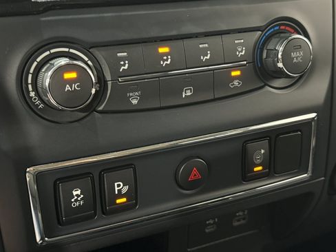 Used 2023 Nissan Titan SV image 31