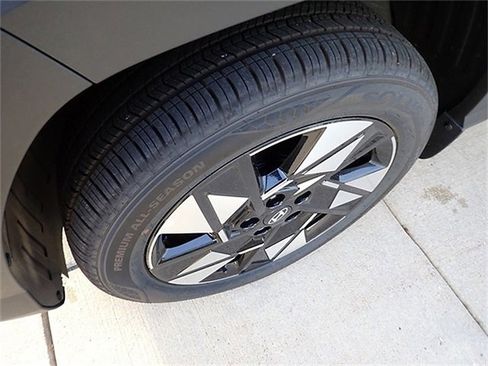 Used 2025 Hyundai Kona SEL image 10