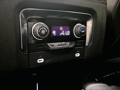 Used 2022 Chevrolet Suburban LT AWD/4WD image 33