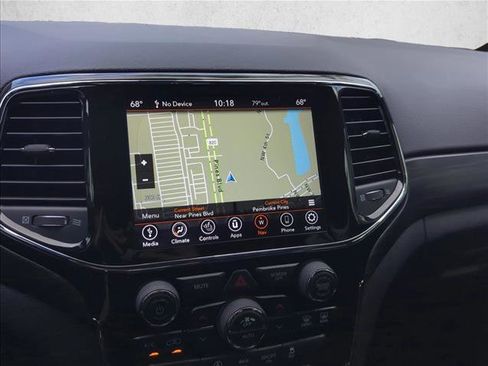 Used 2022 Jeep Grand Cherokee Laredo X image 8