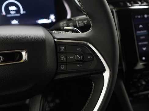 Used 2024 Jeep Grand Cherokee L Laredo image 25