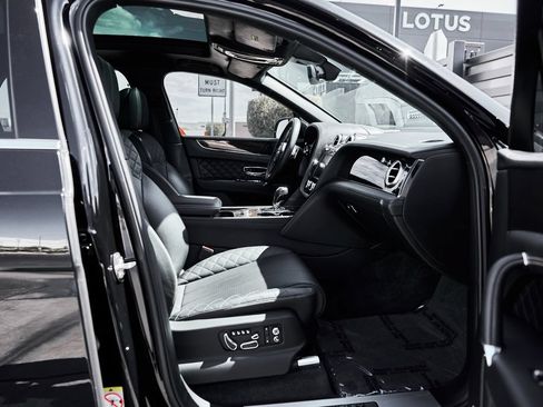 Used 2017 Bentley Bentayga AWD/4WD image 19