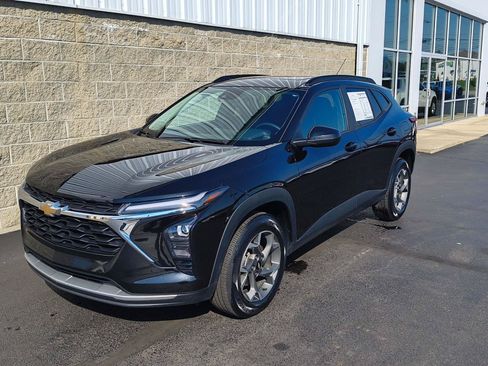 Used 2024 Chevrolet Trax LT w/ Sunroof Package FWD image 18