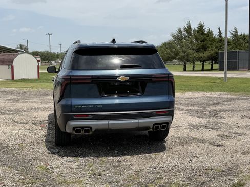 Used 2025 Chevrolet Traverse LT AWD/4WD image 4
