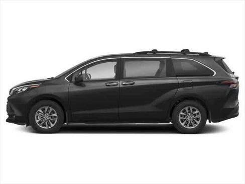 Used 2026 Toyota Sienna XLE FWD image 3
