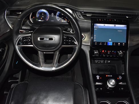Used 2022 Jeep Grand Cherokee L Overland w/ Luxury Tech Group IV AWD/4WD image 32