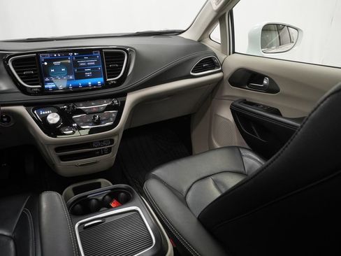 Used 2022 Chrysler Pacifica Touring-L AWD/4WD image 29