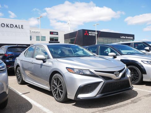 Used 2021 Toyota Camry SE FWD image 1