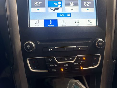 Used 2017 Ford Fusion SE w/ Fusion SE Technology Package image 24