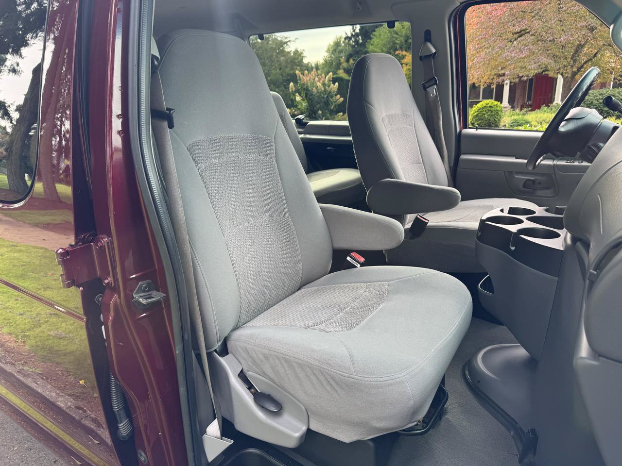 Used 2006 Ford E-350 and Econoline 350 Super Duty Wagon RWD image 10