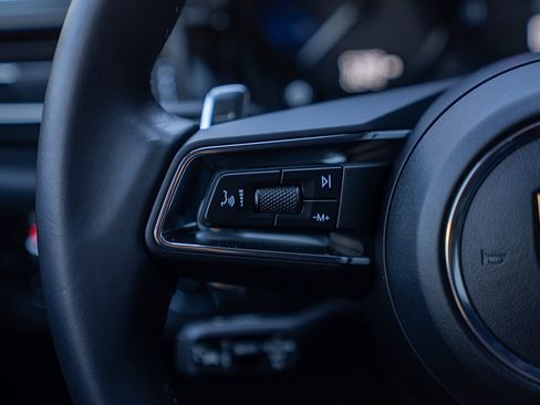 Certified 2025 Porsche Macan image 7