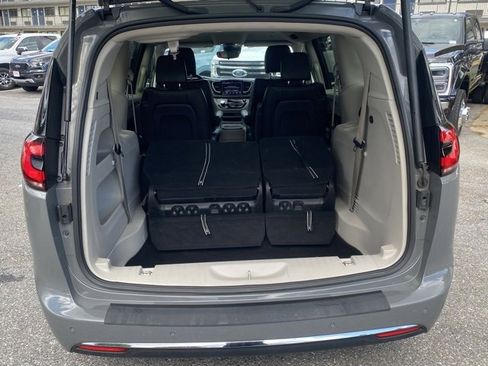 Used 2023 Chrysler Pacifica Touring-L image 7