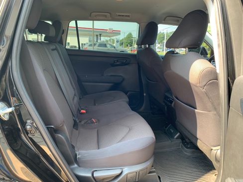 Used 2022 Toyota Highlander LE AWD/4WD image 37