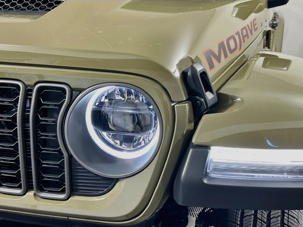Used 2025 Jeep Gladiator Mojave AWD/4WD image 9