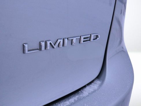 Used 2024 Chrysler Pacifica Limited image 10