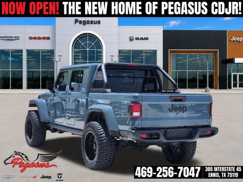 Used 2024 Jeep Gladiator Sport AWD/4WD image 4