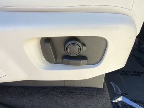 Used 2025 Land Rover Discovery S image 20