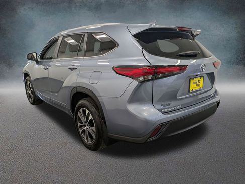 Used 2023 Toyota Highlander XLE AWD/4WD image 6