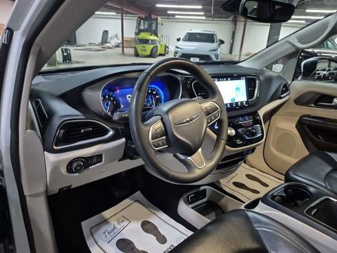 Used 2023 Chrysler Pacifica Touring-L FWD image 11