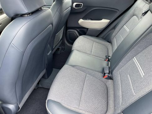 Used 2023 Hyundai Venue Limited FWD image 18
