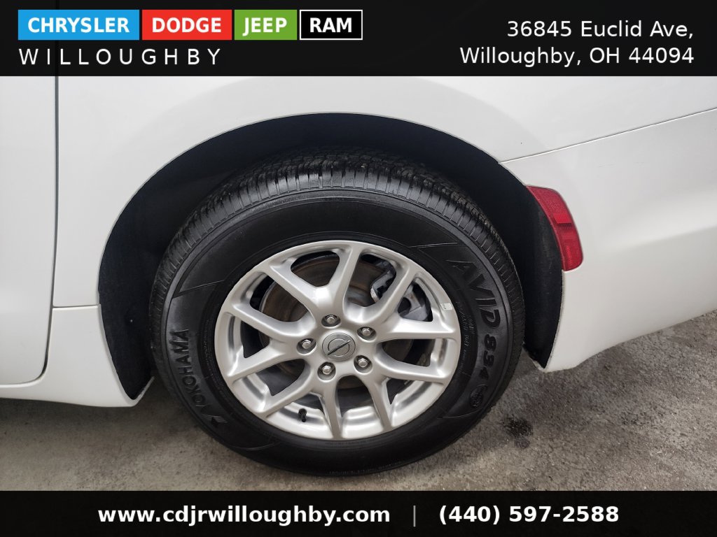 Used 2025 Chrysler Pacifica Select FWD image 40