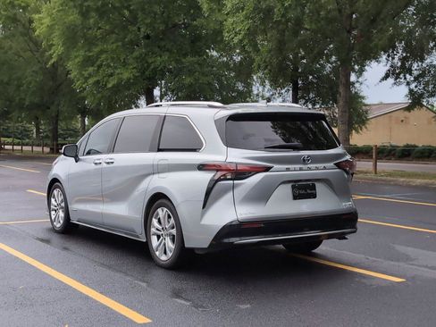 Used 2021 Toyota Sienna Platinum FWD image 3