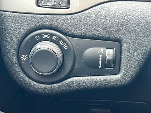 Used 2020 Jeep Cherokee Latitude w/ Cold Weather Group AWD/4WD image 18