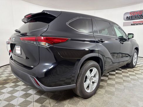 Used 2022 Toyota Highlander LE FWD image 3