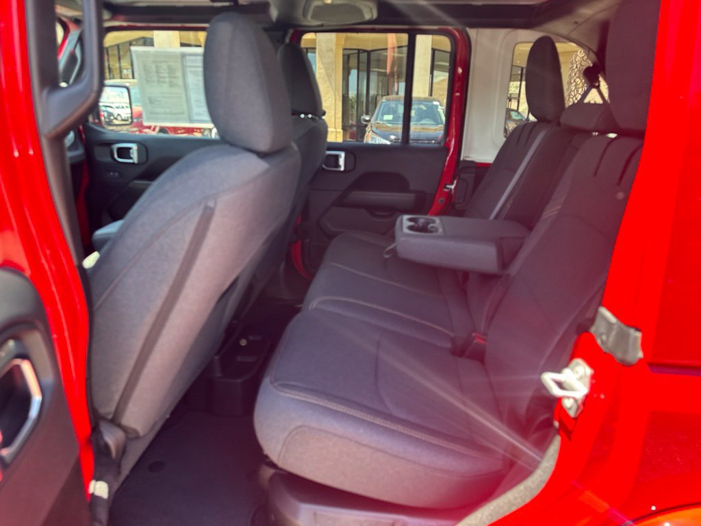 Used 2025 Jeep Wrangler Unlimited Sahara w/ Safety Group AWD/4WD image 13